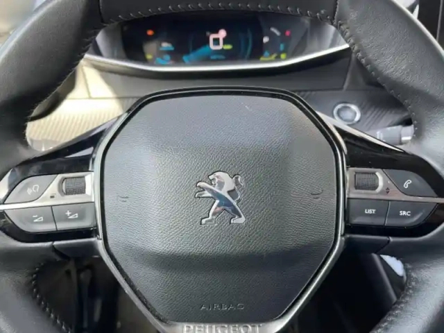 Peugeot 208 e- 136ch allure pack — photo 15