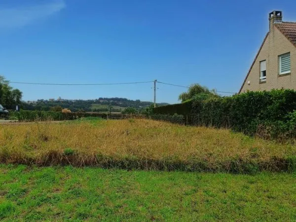 Terrain constructible dans quartier résidentiel