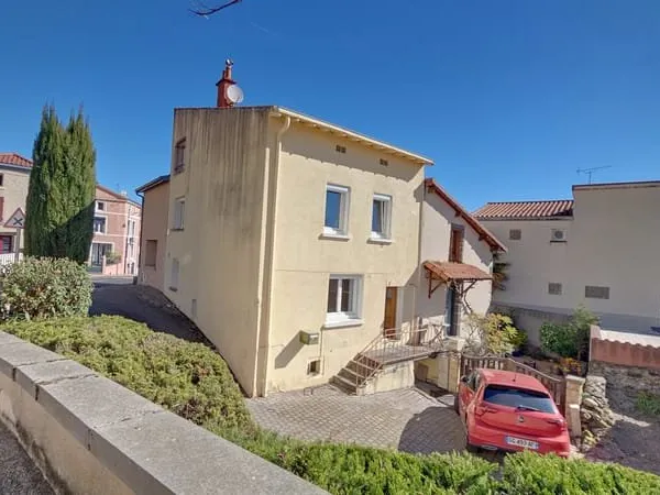 SAYAT maison de bourg 85 m2, 3 chambres, cave.