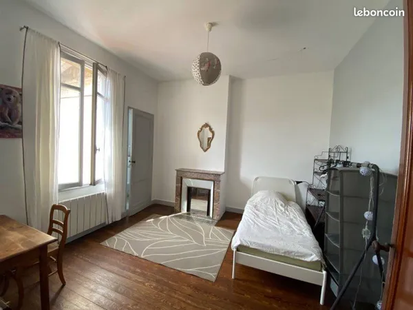 Loue chambre avec salle de bain et cuisine privative dans maison