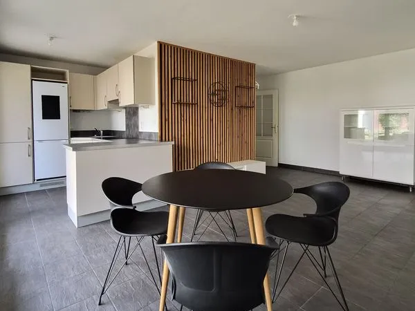 2 pièces meublé en rez-de-jardin avec terrasse, jardin privatif et garage