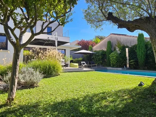 Vends maison contemporaine coeur Côte Pavée, 3 ch, jardin, piscine, garage