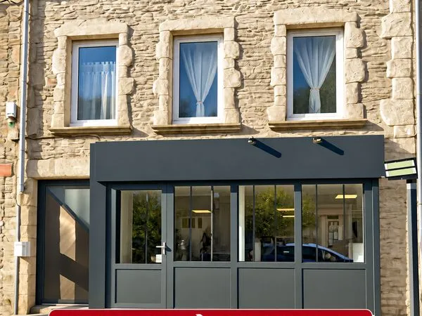 LOCAL MIXTE PROFESSIONNEL / COMMERCIAL - POTENTIEL HABITATION - 63,40 m² + COUR