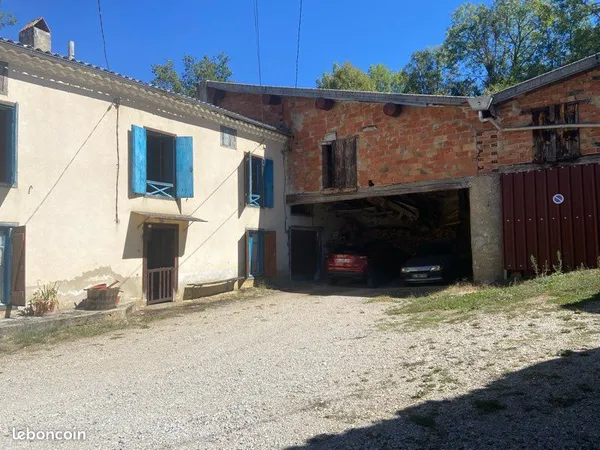 Maison de campagne à vendre avec grange et parking privatif