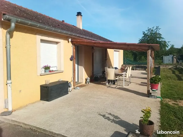 Maison 106 M2 de plein pied - 1800 M2 de terrain - grand garage et dépendances -