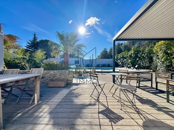 Villa T5 rénovée de 130 m2 avec dépendance de 30 m2 sur 1 13