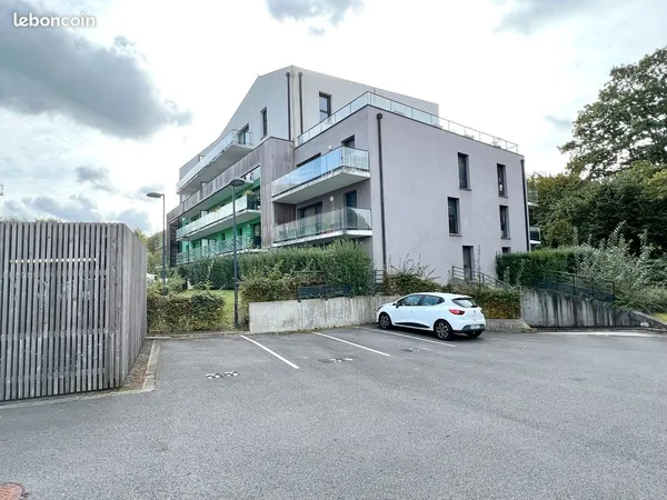 T2 avec grand balcon et 2 places de parking au 3ème étage d'une résidence calme et sécurisée de 2014