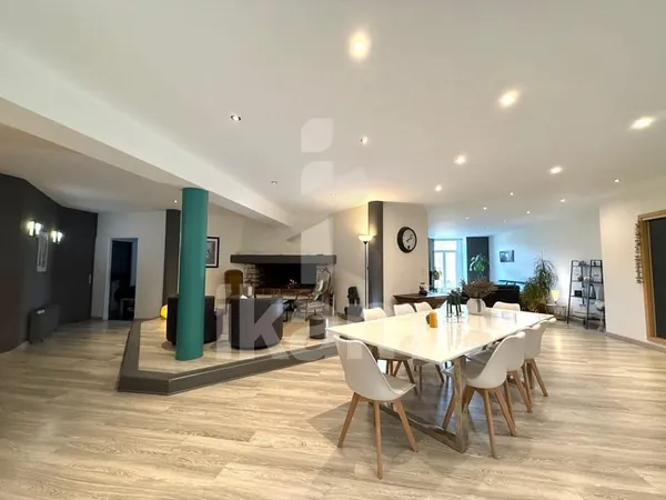Appartement 7 pièces, 189 m2 de plain pied avec cour, jardin