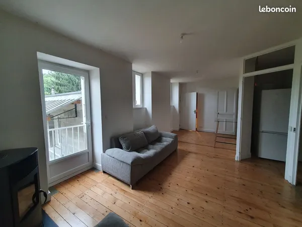 T2 45 m2 dans maison, grand salon, cuisine séparée + balcon