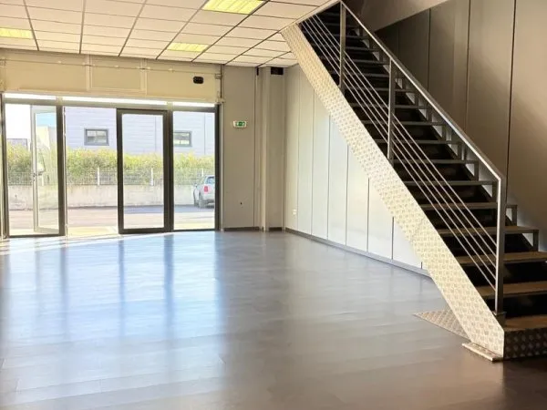 BORGO LOCAL COMMERCIAL / PROFESSIONNEL TYPE HANGAR