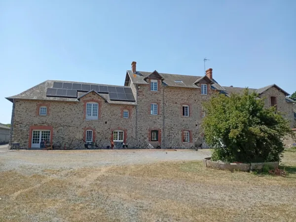 Corps de ferme avec maison rénovée, gîte et nombreuses dépendances sur près de 3 hectares LA HAYE DU