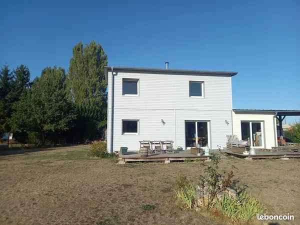 Maison lumineuse avec terrain plat tout autour et belle vue campagne