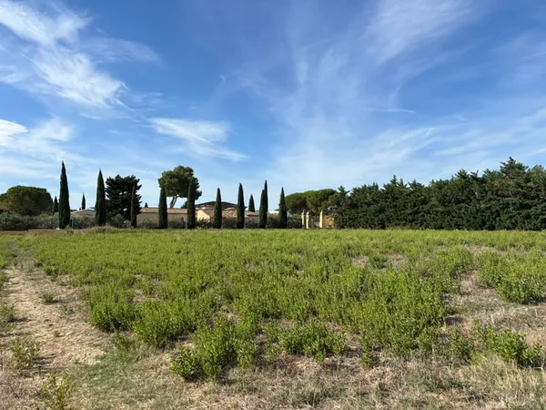 Terrain constructible, Bel emplacement à Domazan