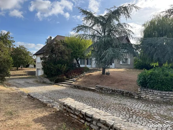 PROPRIETE 210M2 hab DE PLAIN PIED, 370M2 utiles SUR 3355M2 DE TERRAIN CLOS