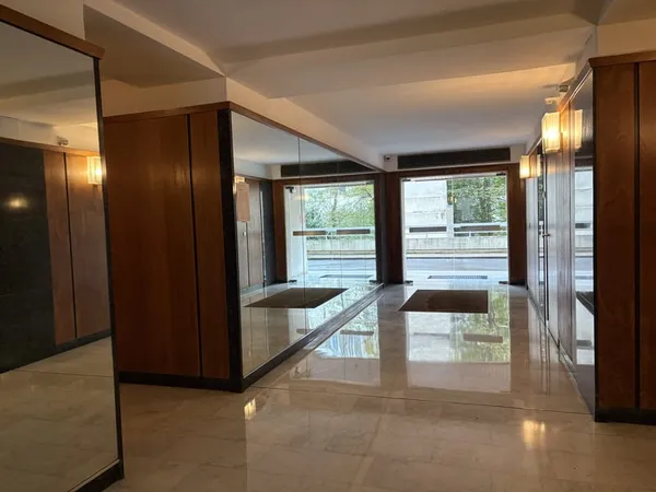 APPARTEMENT 2 PIECES dans Résidence sécurisée avec jardin, p