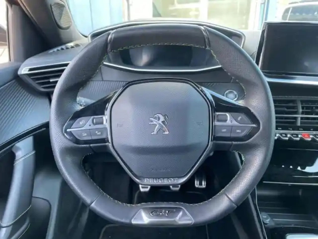 Peugeot 2008 e- 136ch gt — photo 13