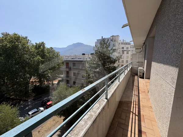 GRENOBLE PROCHE PLACE GUSTAVE RIVET, bon standing au calme a