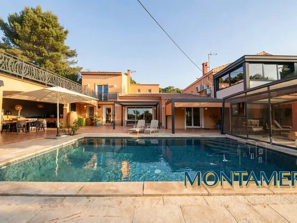 Villa 10 pièces 320 m²