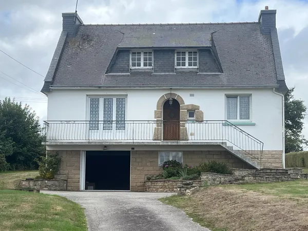 Maison de bonne construction à mettre au gout du jour avec sous sol complet