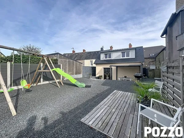 LESSAY - maison de ville avec patio, terrasse et jardin en vente chez POZZO IMMOBILIER.