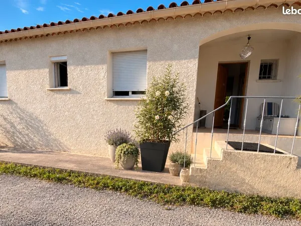 Maison à vendre à Vacquières, au nord de Montpellier : 150 m², piscine sans vis-à-vis, terrain de 1 