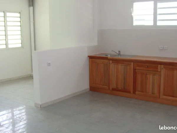 Appartement non meublé Rez de chaussée immeuble 2 chambres Ravine Vilaine