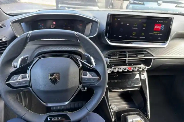 Peugeot 2008 hybrid 145 e-dcs6 — photo 18
