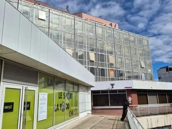 A VENDRE- BUREAUX ~ 100 m2 - EVRY- EMPLACEMENT IDEAL