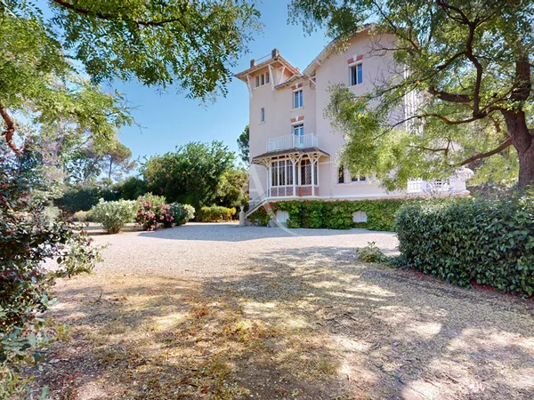 Château Art Nouveau de 1907 € 11 chambres, parc de 8 000 m² et piscine, entre Canal du Midi et vigno