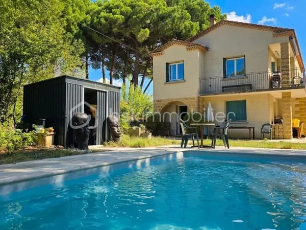 Maison de 5 chambres au calme, proche commodités, avec piscine et garage