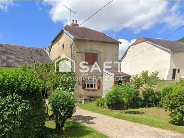 MAISON DE VILLAGE AVEC GARAGE ET JARDIN