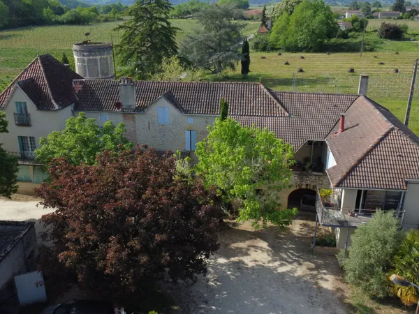 Ensemble 3 maisons en pierres et dépendances - 13ha