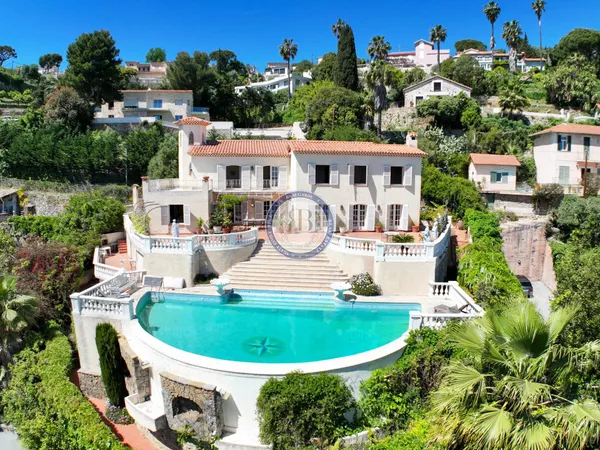 À vendre une Élégante propriété des années 60 avec vue mer à Vallauris