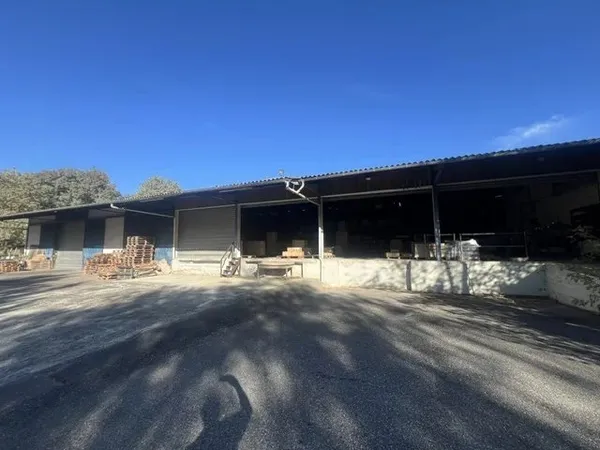 ENTREPOT AUCH 800 M2 plus maison 200 M2