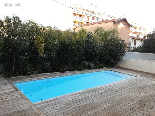 Studio au pied des commodites avec terrasse et parking