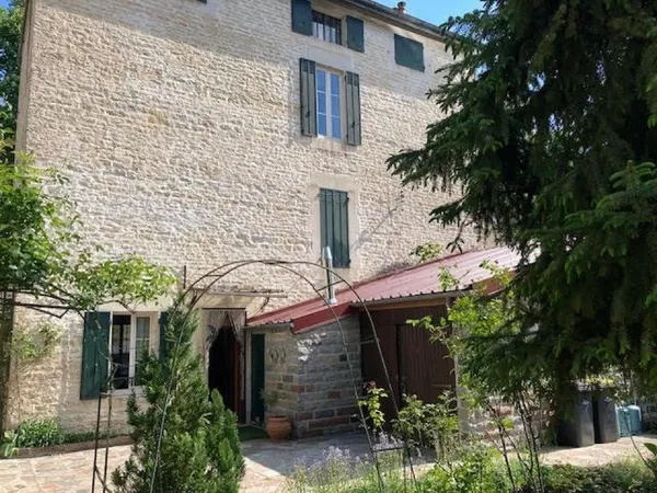Bien de caractère dans un quartier très apprécié de Châtillon sur seine !