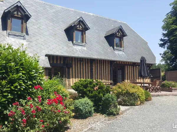 Chambre indépendante dans pressoir dans campagne entouré de chevaux, Anes et moutons
