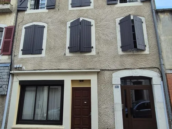NAY, A VENDRE, Immeuble de 231 m² habitables composé de 4 appartements sur une parcelle de 183 m²