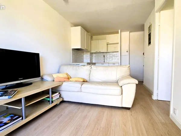 Appartement T2 meublé, terrasse, proche commerces et plage