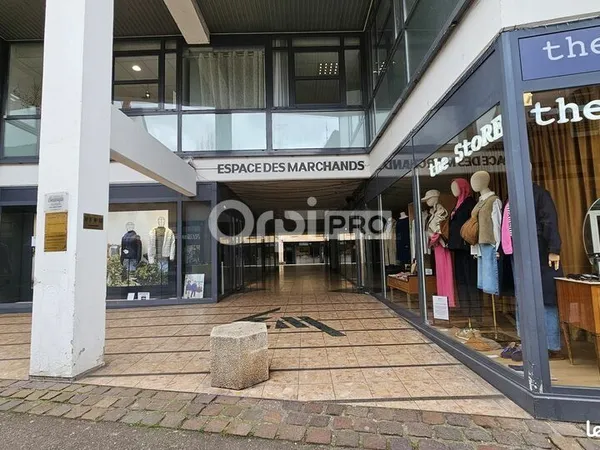 Local commercial 590 m²