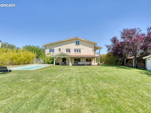 Villa 10 pièces 234 m²