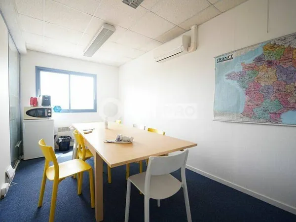 Bureau 79 m²