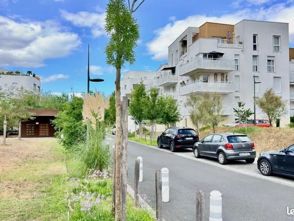 À saisir ... Appartement avec balcon et places de parking