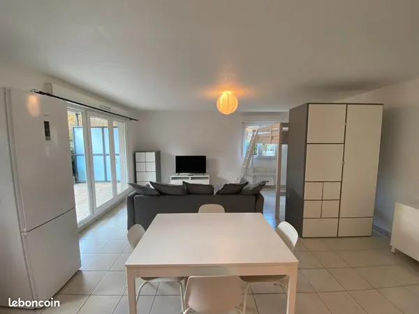 Ferney-Voltaire : Grand Studio Meublé à Neuf / Large Studio Apartment Newly Furnished