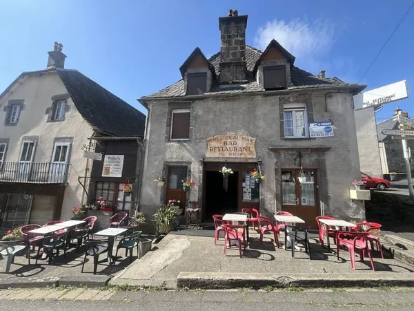 Centre d'Egliseneuve d'Entraigues Bar avec activité d'Hôtel-