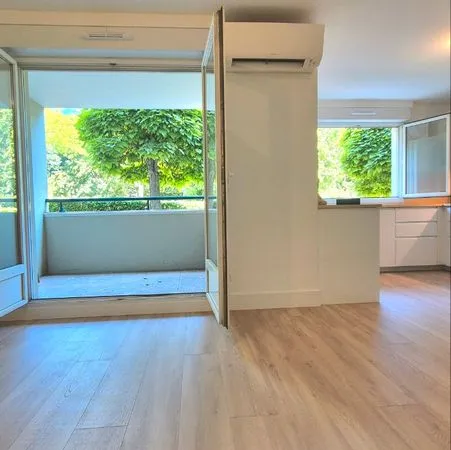 Charbonnières Centre - T3 58 m² entièrement rénové - Loggia - DPE B