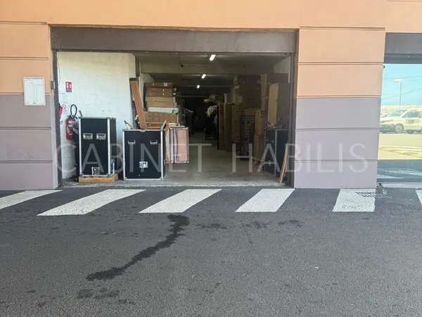 A LOUER - LOCAL DE 184 M2 ENVIRON - SAINT-PIERRE - LOYER 2 3