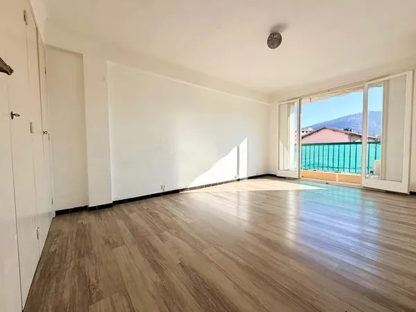 Superbe 2 pièces lumineux avec balcon, grande cave et ravalement payé - La Trinité