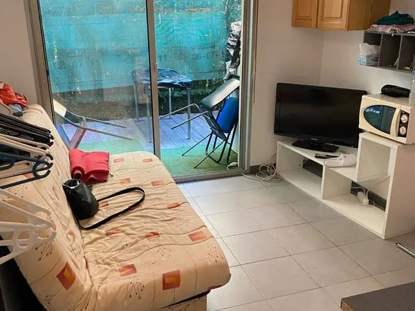 Studio avec terrasse au rdc