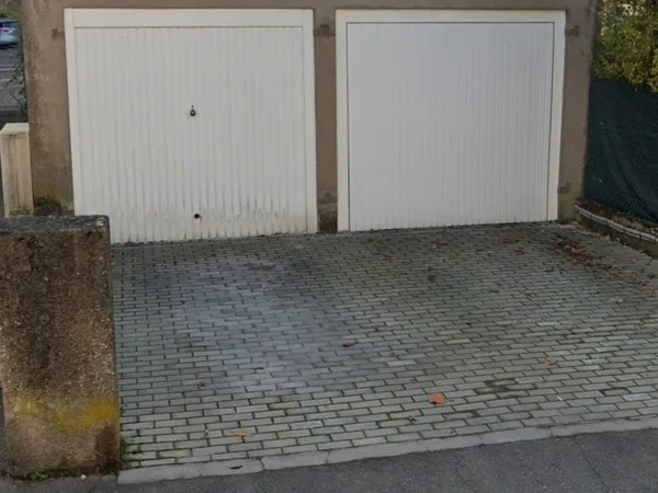 2 places de stationnement : Garage fermé + parking privé